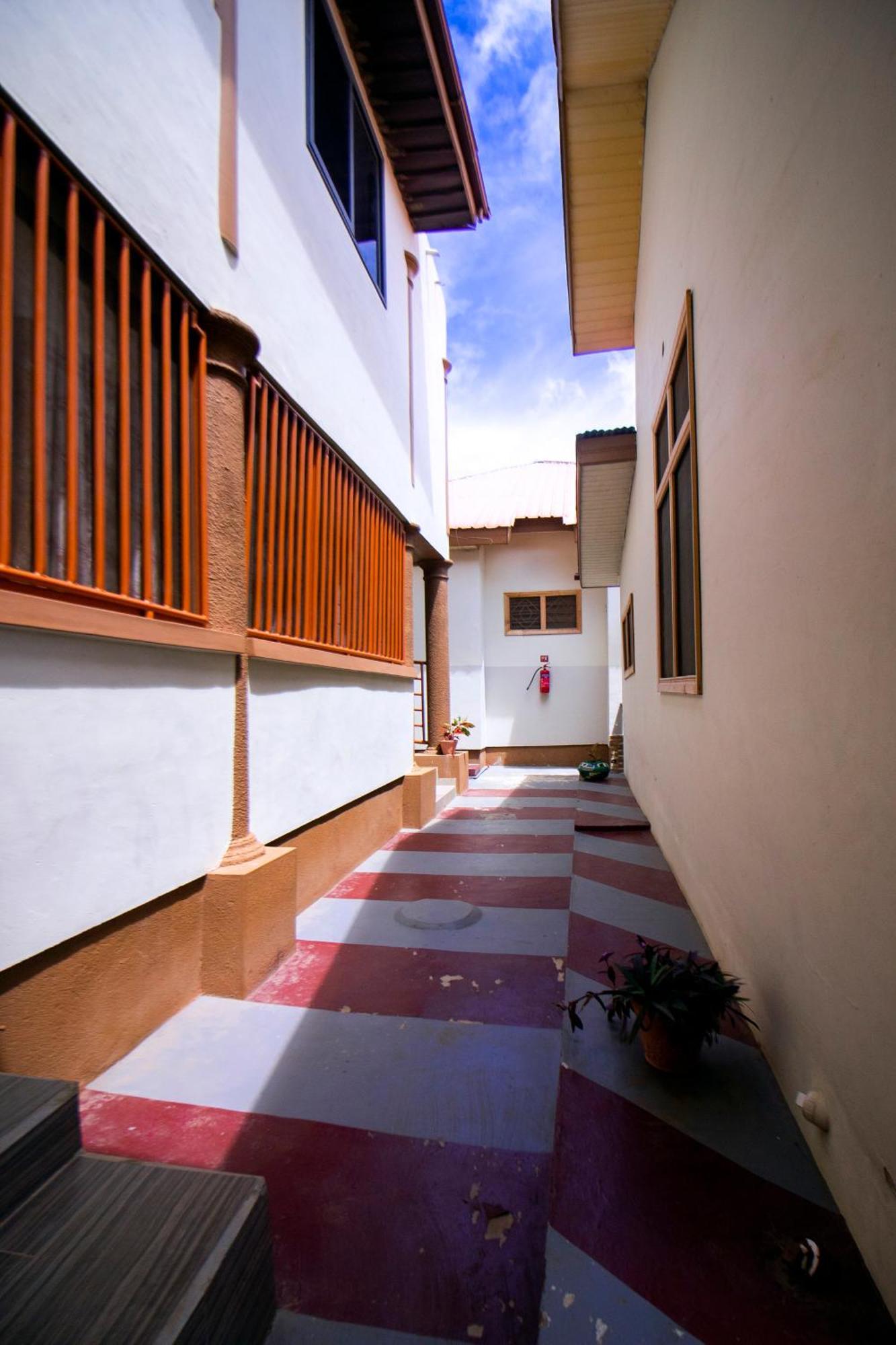 Indigo Cottage And Apartment Кумаси Экстерьер фото